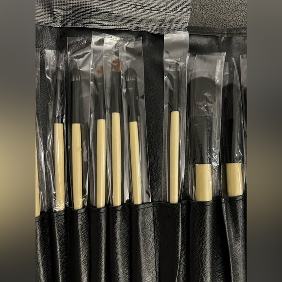 24 piece make up brush set with brush holder - Picture 4 of 6